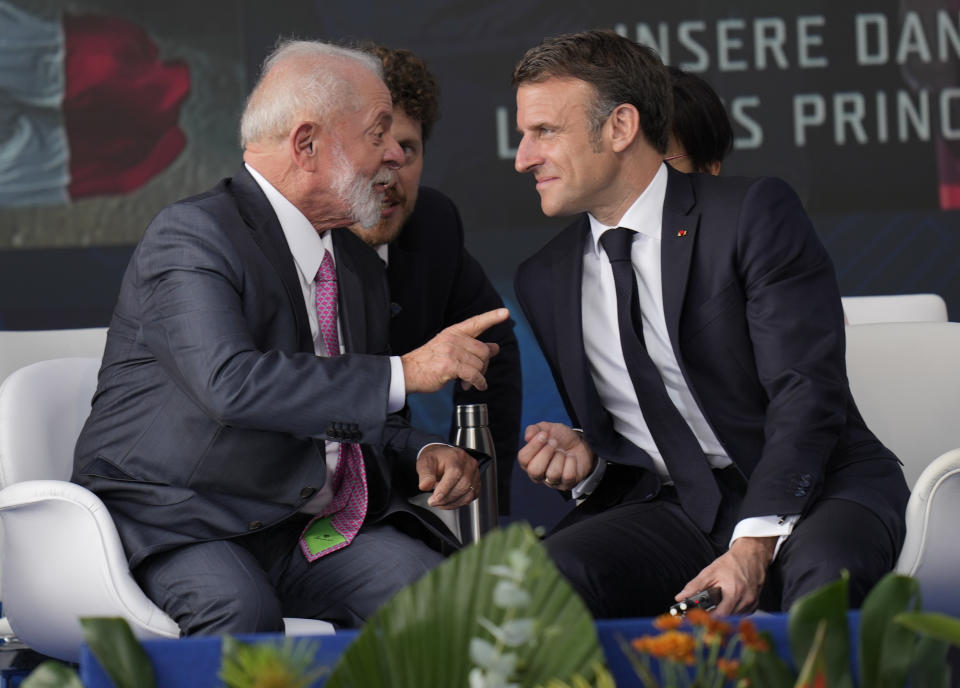 France's President Emmanuel Macron, right, and Brazilian President Luiz Inacio Lula da Silva attend the launch ceremony of the Tonelero submarine, made in Brazil with French technology, in Itaguai, Rio de Janeiro state, Brazil, Wednesday, March 27, 2024. Macron is on a three-day visit to Brazil. (AP Photo/Silvia Izquierdo)