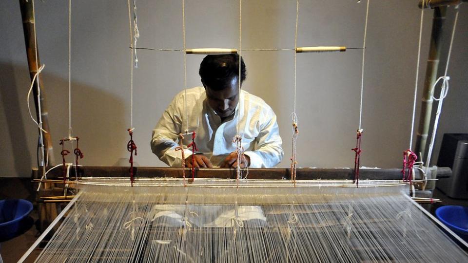 Un hombre utiliza un telar en la exhibición de vestidos muselina en el Festival de Muselina en Dhaka en 2016.