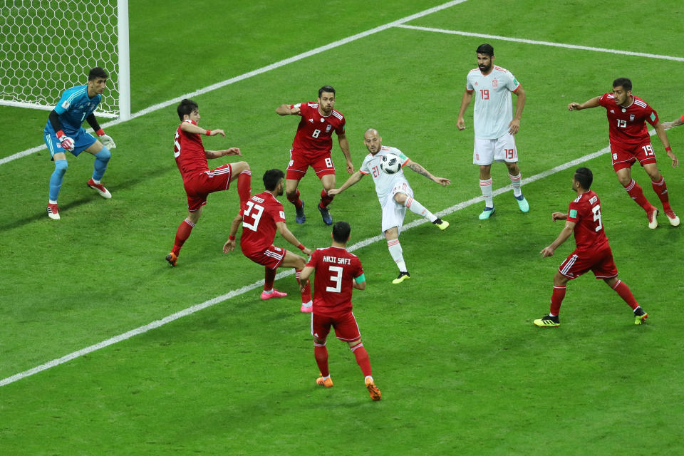 <p>Das letzte Spiel des Abends bestritten Spanien und der Iran. Kein Fußballleckerbissen. Iran verteidigte mit 8 Spielern, Spanien viel nicht viel ein. </p>