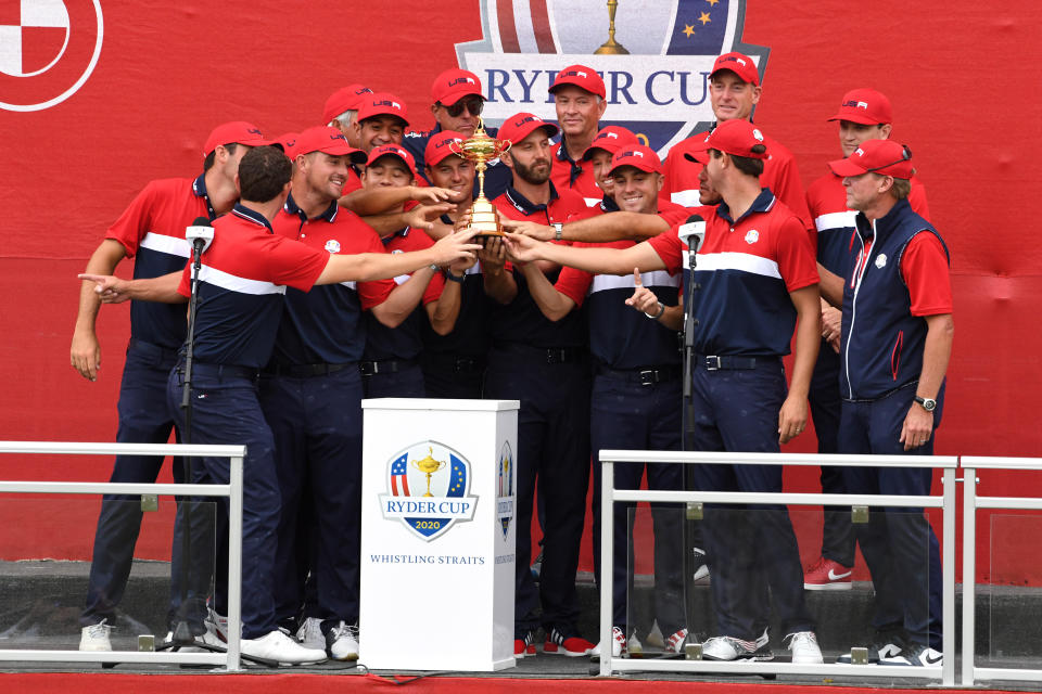 El equipo de EE. UU. celebra con el trofeo de la Ryder Cup después de la victoria contra el equipo de Europa al final del tercer día de la 43.ª Ryder Cup en Whistling Straits, Wisconsin.  Fecha de la foto: domingo 26 de septiembre de 2021. (Foto de Anthony Behar/PA Images vía Getty Images)