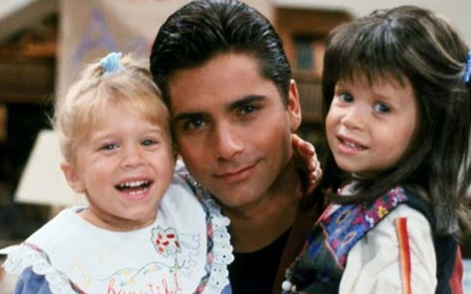 <p>Mit neun Monaten begann die Karriere der Olsen-Zwillinge, die sich zunächst die Rolle der Michelle Tanner in der Serie "Full House" teilten, 1992 traten Mary-Kate und Ashley Olsen dann im Kinofilm "Kidnapping der Nervensägen" im Doppelpack in Erscheinung. 15 gemeinsame Kinofilme und mehrere eigene Serien folgten. Eine Erfolgsstory, die 2004 stagnierte ... (Bild: Warner)</p> 