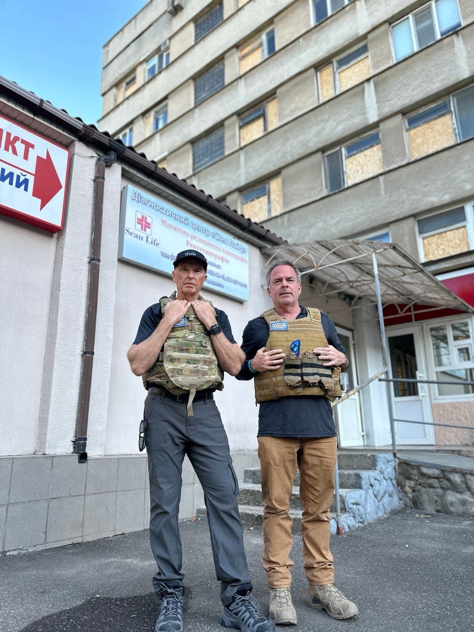Steven Moore and Karl Ahlgren near a hospital in Kherson.