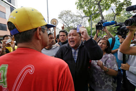 Jose Dionisio Brito (C), deputy of Venezuelan coalition of opposition parties (MUD), argues with pro-government supporters during a protest against Venezuelan President Nicolas Maduro's government outside the Venezuelan Prosecutor's office in Caracas, Venezuela March 31, 2017. REUTERS/Marco Bello