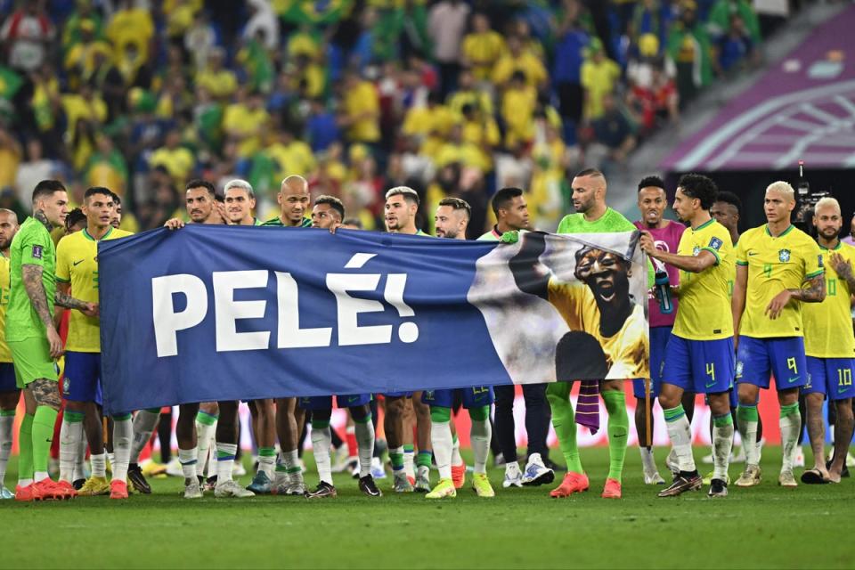 Jogadores do Brasil prestam homenagem a Pelé após relatos de problemas de saúde (AFP via Getty Images)