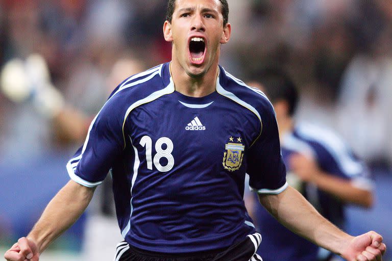 Maxi Rodríguez con la camiseta suplente de la selección argentina, en el Mundial Alemania 2006