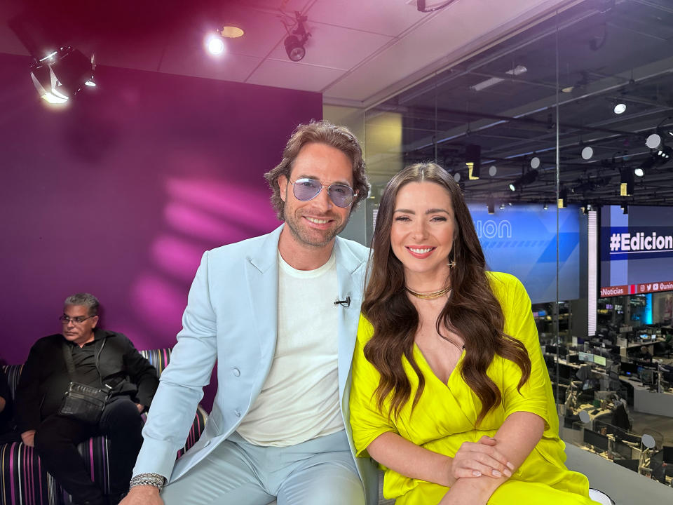 Sebastián Rulli y Ariadne Díaz dan entrevistas en Miami sobre su serie 