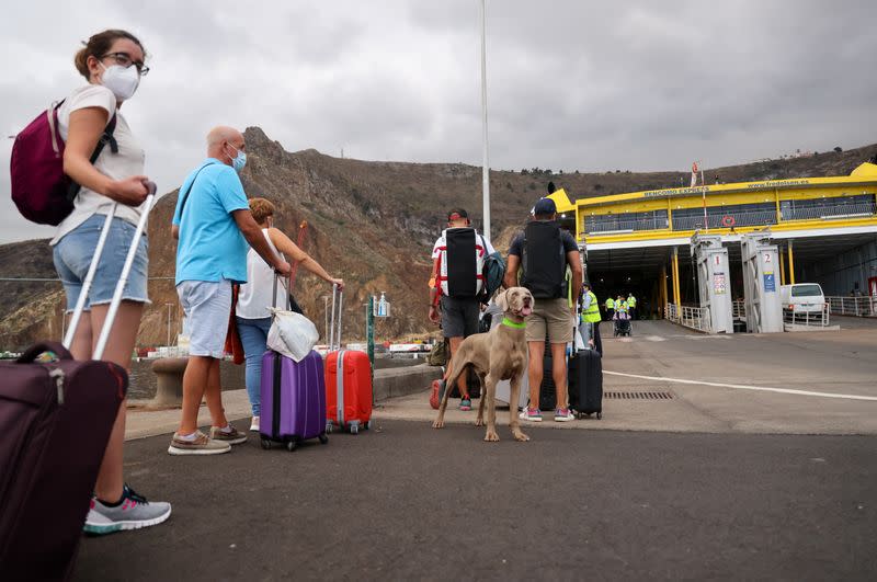 Airport closed at La Palma as volcano eruption intensifies