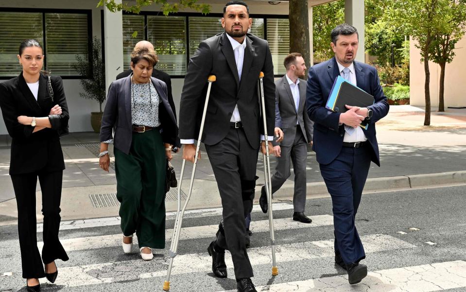 Nick Kyrgios con muletas frente a la Corte de Magistrados en Canberra - Saeed Khan/AFP/Getty Images