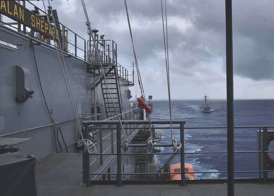 圖為班福特號驅逐艦（後）在海上進行補給任務照片。（取自facebook.com/7thfleet）