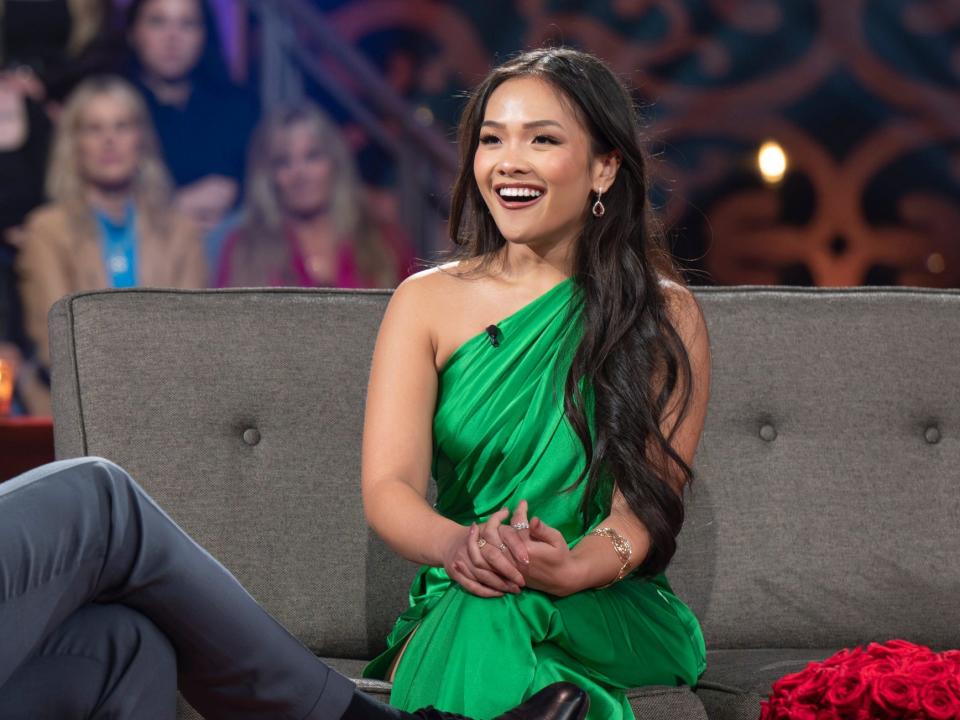 Jesse Palmer and Jenn Tran on season 28 of "The Bachelor."