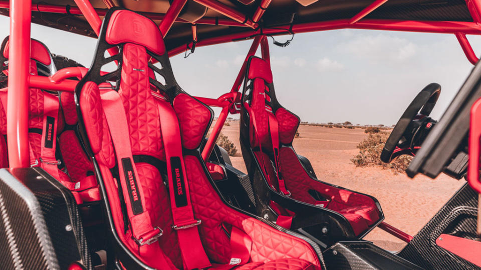 900 Crawler全車配備碳纖維筒型賽車座椅與四點式安全帶。(圖片來源/ Brabus)