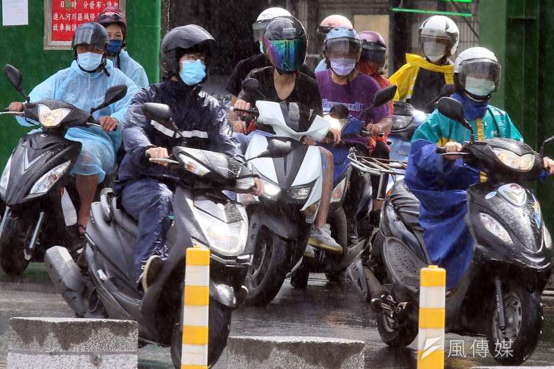 20210721-受烟花颱風外圍環流影響，北台灣21日偶有雨勢，機車騎士著雨具雨中行。（柯承惠攝）