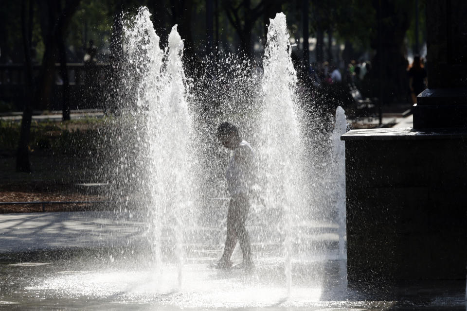 Niño se refresca en fuente del Centro Histórico de la Ciudad de México. (Luis Barron/Eyepix Group/LightRocket via Getty Images)