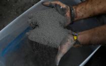 <p>El artista de 36 años recogió entre junio y julio un total de 200 kilos de cenizas del Amazonas y de otras regiones naturales de Brasil como el Gran Pantanal, la Masa Atlántica y la sabana del Cerrado. (Foto: Miguel Schincariol / AFP / Getty Images).</p> 