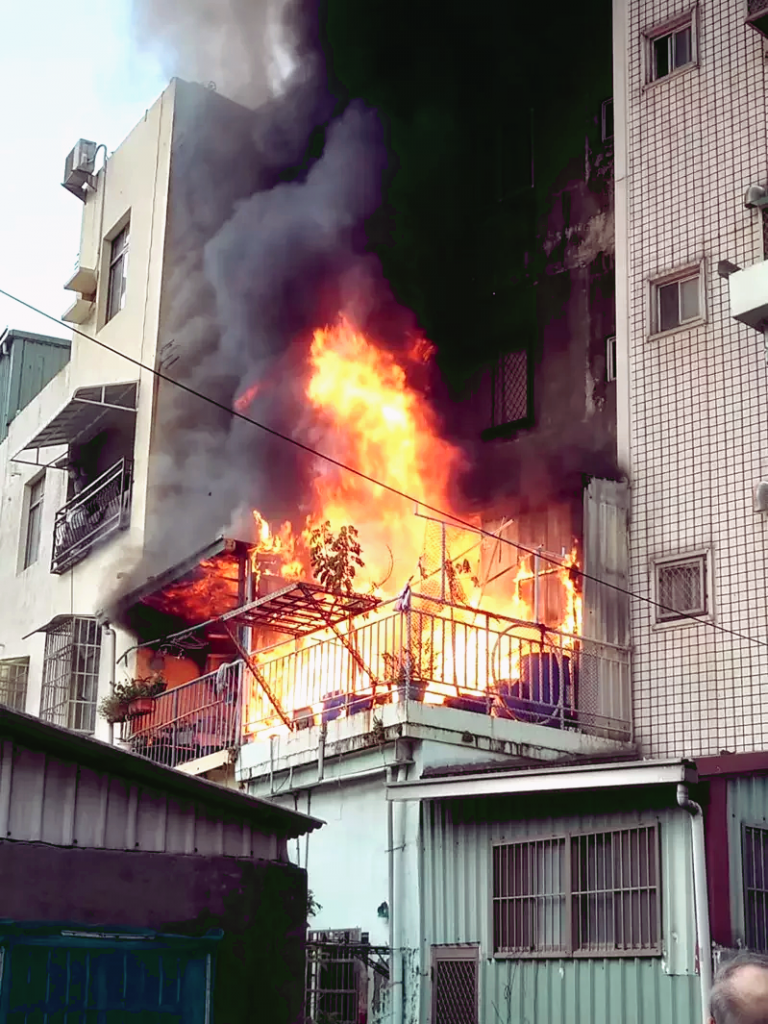 高雄市前鎮區昆明街四樓透天建物九日下午發生火警，火勢相當猛烈。（記者鐘敏綺／翻攝）