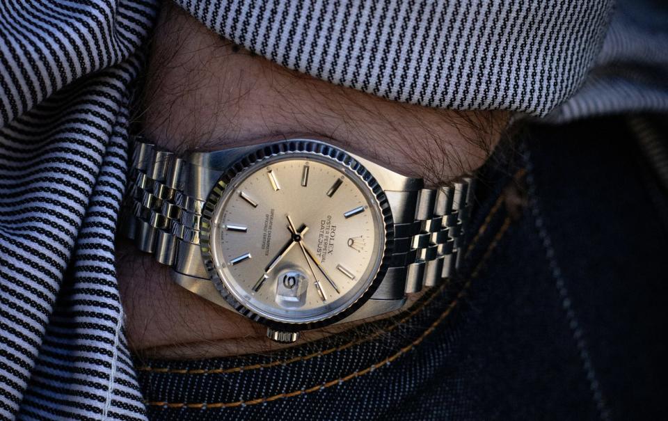 Uhren aus der Schweizer Marke Rolex wie im Bild gelten als Statussymbole. Ein besonders seltenes Exemplar wurde jüngst versteigert, für 3,5 Millionen US-Dollar. - Copyright: Foto von Casey Connell auf Unsplash