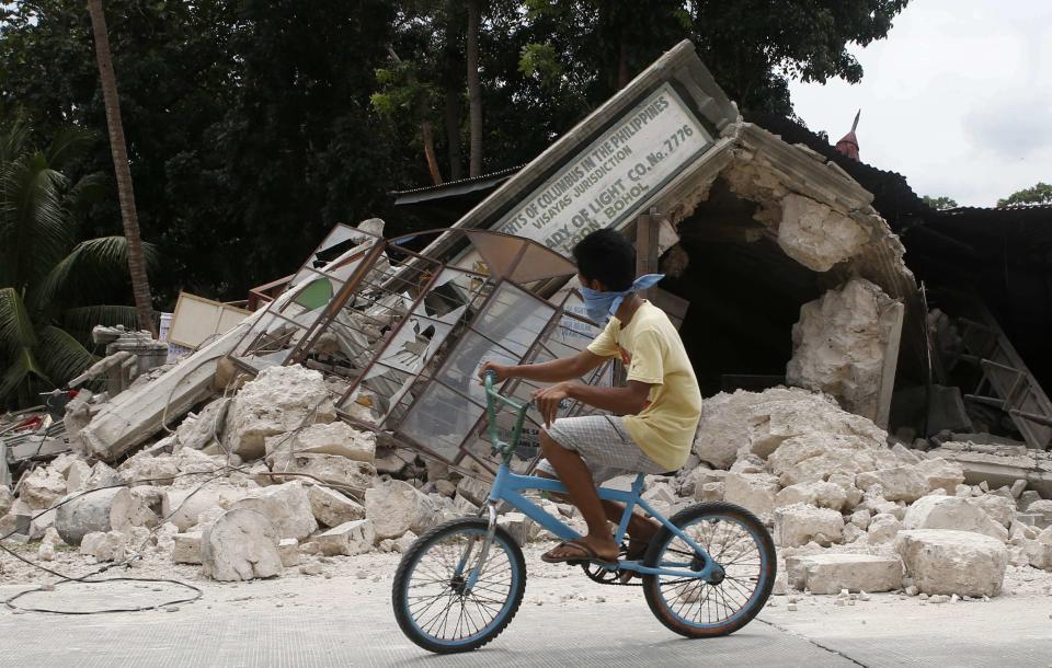 Quake in central Philippines 10-16-13