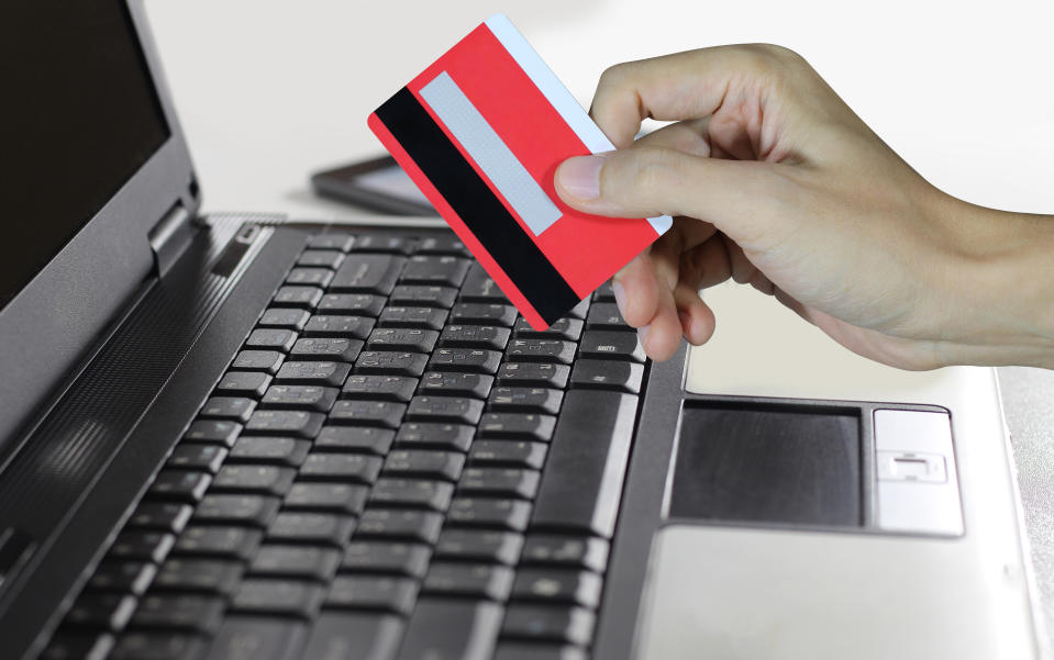 Fake-Shops locken im Netz oft mit Superschnäppchen. Bezahlen lässt sich bei den dubiosen Anbietern meist nur mit Kreditkarte.  (Bild: Getty Images)