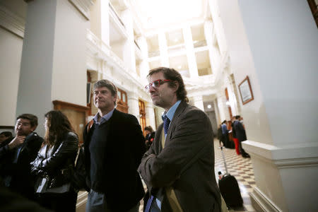 James Hamilton y Juan Andrés Murillo, víctimas de abuso sexual clerical en Chile, asisten a un tribunal en el que buscan una indemnización en un caso civil en Santiago, Chile, 18 de octubre de 2018. REUTERS/Ivan Alvarado