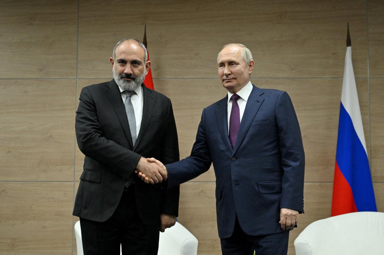 Russian President Vladimir Putin meets with Armenian Prime Minister Nikol Pashinyan in Sochi (via REUTERS)