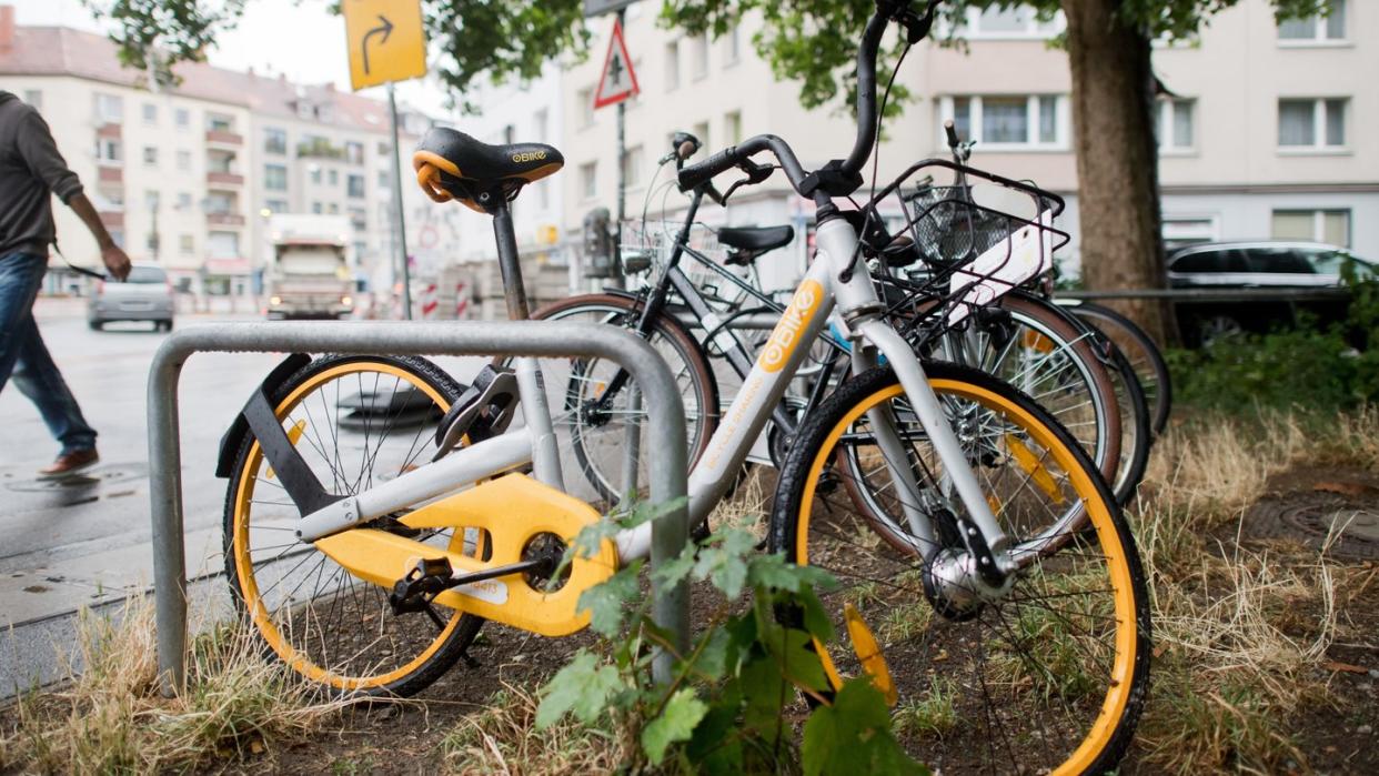 Weil die Obike-App nicht mehr richtig funktioniert, können viele Leihfahrräder des Anbieters nicht mehr geortet und eingesammelt werden, erklärt das zuständige Transportunternehmen. Foto: Julian Stratenschulte