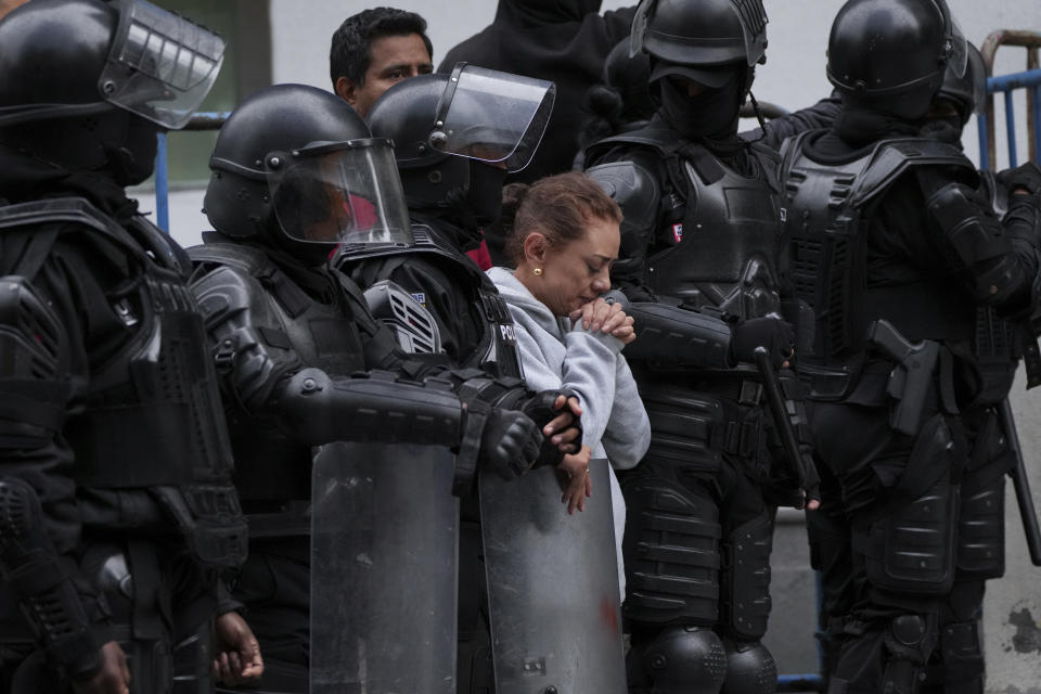 Una partidaria del exvicepresidente ecuatoriano Jorge Glas se encuentra afuera del centro de detención donde fue llevado después de que la policía irrumpió en la embajada de México para arrestarlo, en Quito, Ecuador, el sábado 6 de abril de 2024. Glas, quien ocupó la vicepresidencia de Ecuador entre 2013 y 2018, fue condenado por corrupción y se encontraba refugiado en la embajada de México desde diciembre. (Foto AP/Dolores Ochoa)