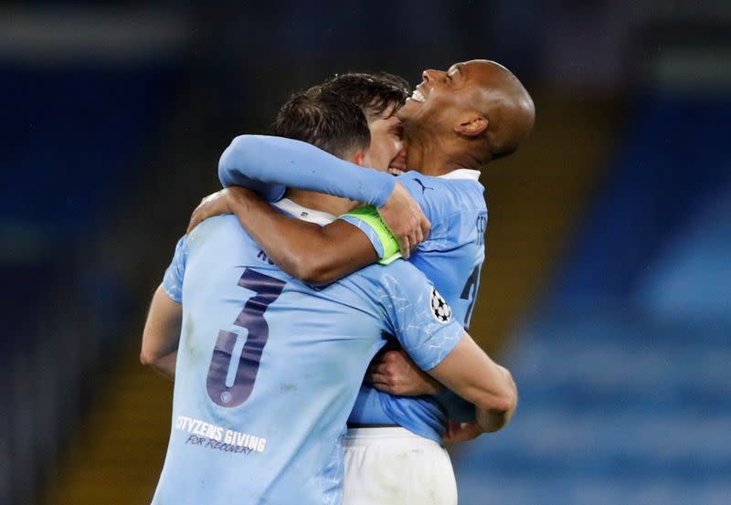 Fernandinho, Ruben Dias y John Stones celebran tras triunfo del City sobre PSG