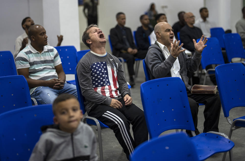 Fieles fotografiados durante una ceremonia de la iglesia evangélica Asamblea de Dios en Río de Janeiro el 5 de septiembre del 2022. (AP Photo/Rodrigo Abd)