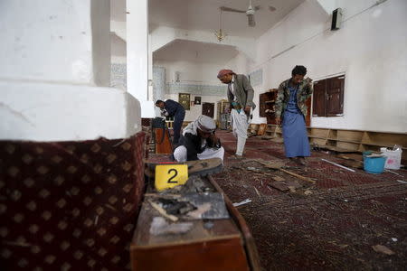 People look for evidence at the site of a bomb explosion at a mosque in Yemen's capital Sanaa May 22, 2015. REUTERS/Khaled Abdullah