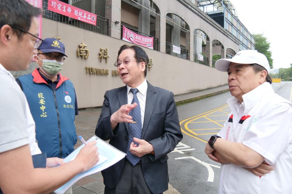 交通局長鍾鳴時（右）與東南科大校長李清吟（中）現場勘查了解學生通學需求。   圖：新北市交通局提供