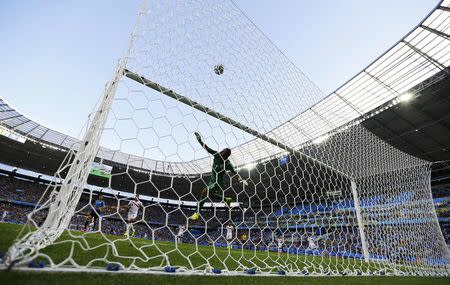 Costa Rica's Keilor Navas makes a save during their 2014 World Cup Group D soccer match against Uruguay at the Castelao stadium in Fortaleza June 14, 2014. REUTERS/Dominic Ebenbichler