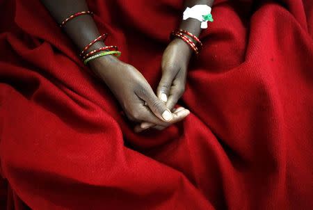 A woman, who underwent a sterilization surgery at a government mass sterilisation "camp", sits in hospital bed at Chhattisgarh Institute of Medical Sciences (CIMS) hospital in Bilaspur, in the eastern Indian state of Chhattisgarh, November 13, 2014. REUTERS/Anindito Mukherjee