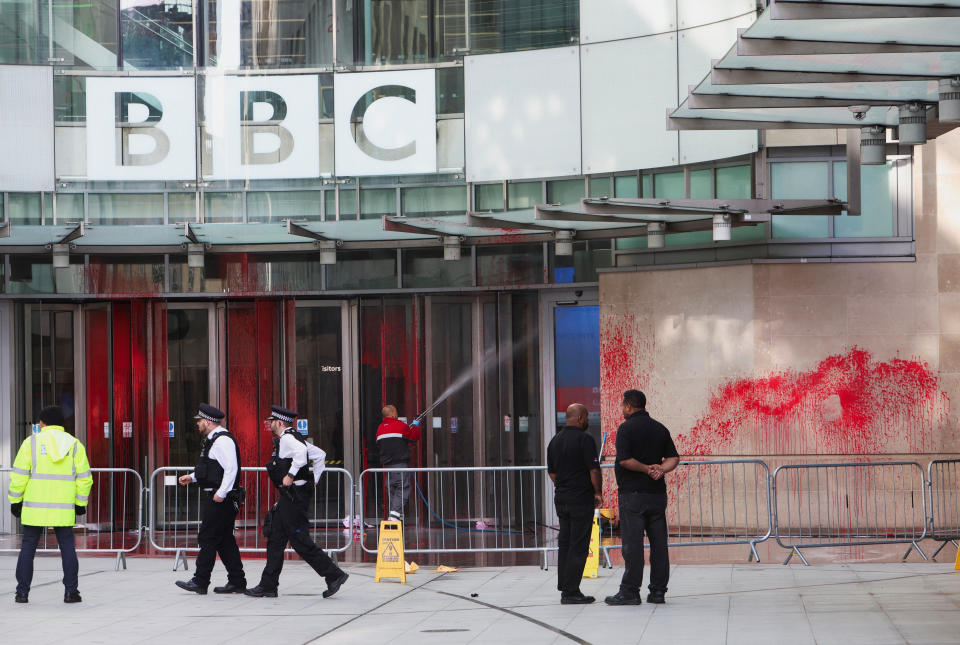 英國廣播公司（BBC）總部遭潑紅漆。（路透社）