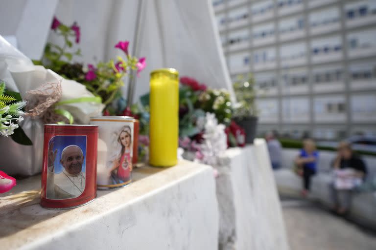 Una vela con la imagen del papa Francisco frente al hospital Gemelli, donde se encuentra internado