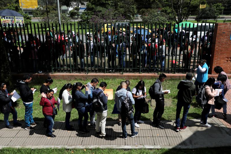 Foto de archivo. Personas hacen fila para presentar sus solicitudes mientras buscan oportunidades de trabajo en Bogotá