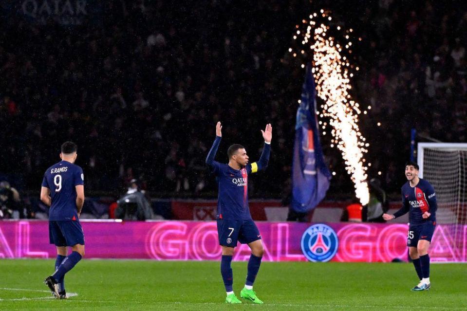PSG players celebrate during their draw against Le Havre