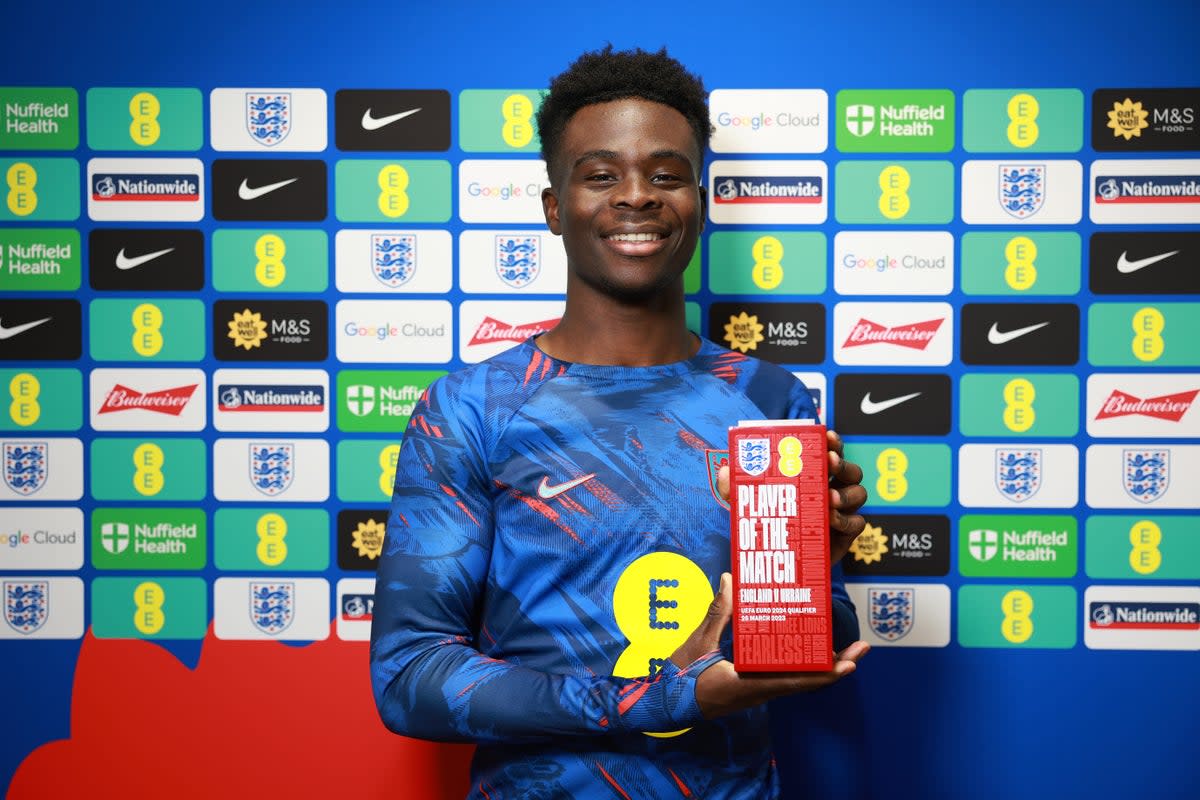 Bukayo Saka poses with his player of the match award (The FA via Getty Images)