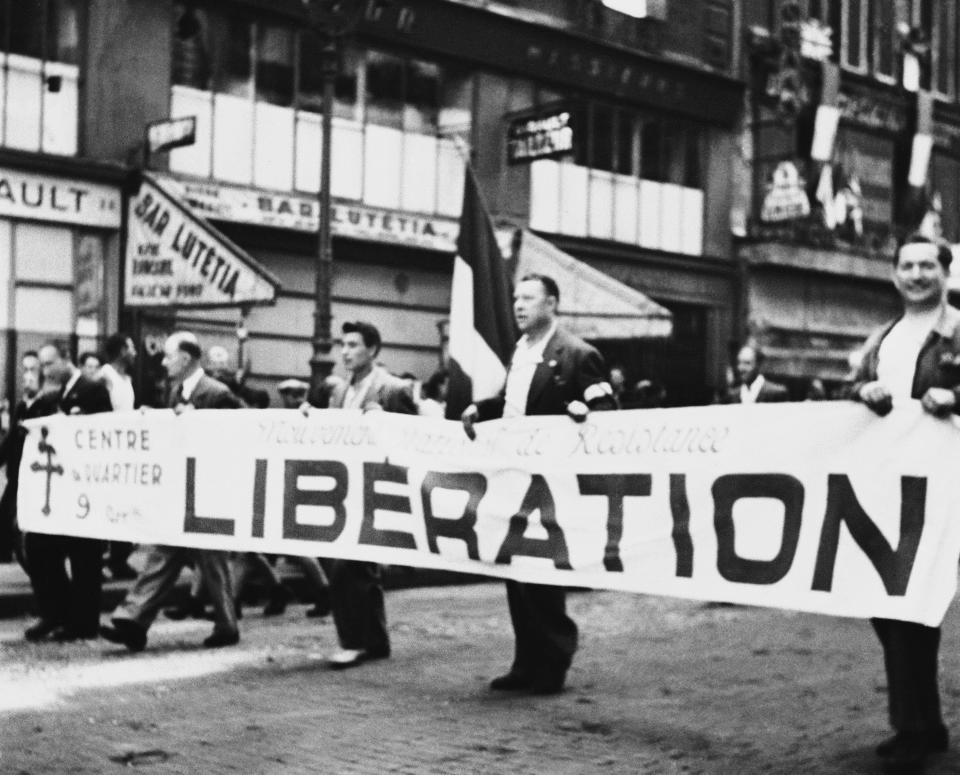 Un grupo de maquis marcha por las calles de París con una enorme pancarta que proclama la liberación, el 28 de agosto de 1944. (Foto: AP).