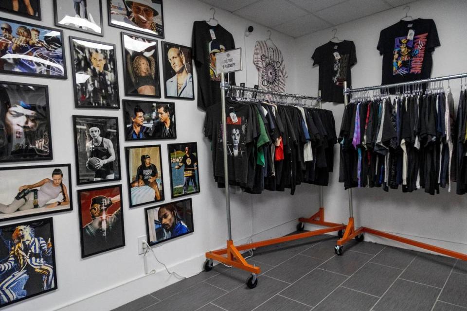 Camisetas únicas o con un valor especial por el artista impreso se pueden vender en precios que oscilan entre $85 a $2,000 Thrift Vintage Outlet en Hialeah, a pesar de ser artículos de segunda mano Junio28, 2022