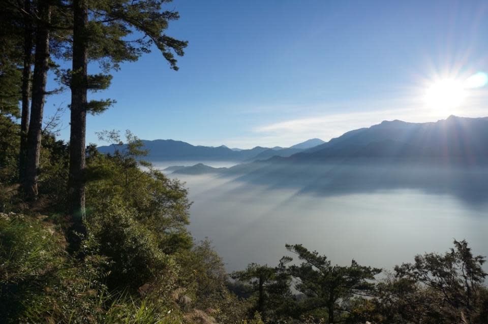 祝山觀日平台(Photo via Wikimedia, by Rybloo , License: CC BY-SA 3.0，圖片來源：https://commons.wikimedia.org/wiki/Category:Sunrise_from_Zhushan#/media/File:Alishan_sunrise.JPG)