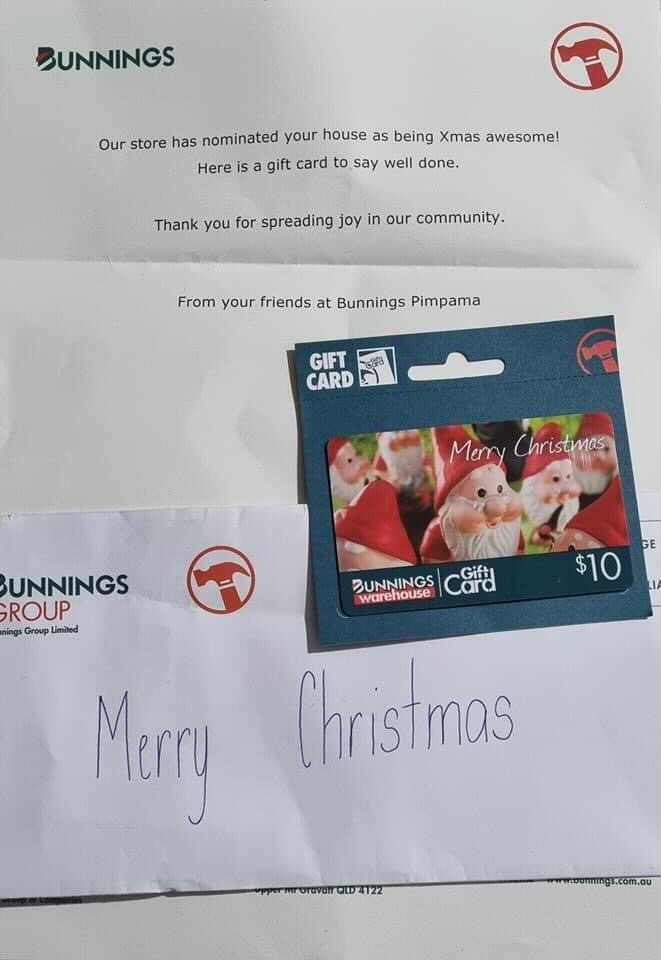 Surprise note and gift card gifted to man in his letterbox for his Christmas lights display