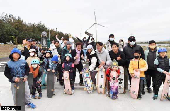 嬉濱海豚公園竣工啟用，縣長王惠美期待公園啟用後成為彰化西北角的觀光新亮點。（記者方一成攝）