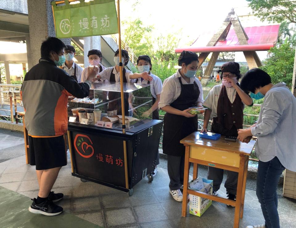 慢萌坊之特教學生運用餐飲服務科實習咖啡廳學習一技之長