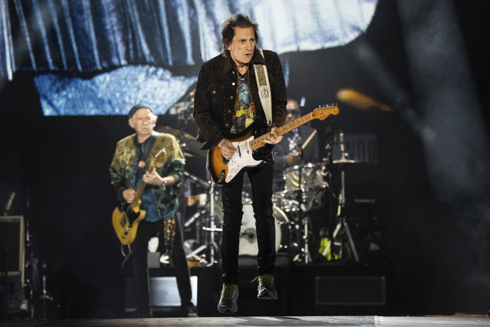 Ronnie Wood de Los Rolling Stones se presenta en la primera noche de la etapa estadounidense de su gira "Hackney Diamonds" el domingo 28 de abril de 2024 en Houston. (Foto Amy Harris/Invision/AP)