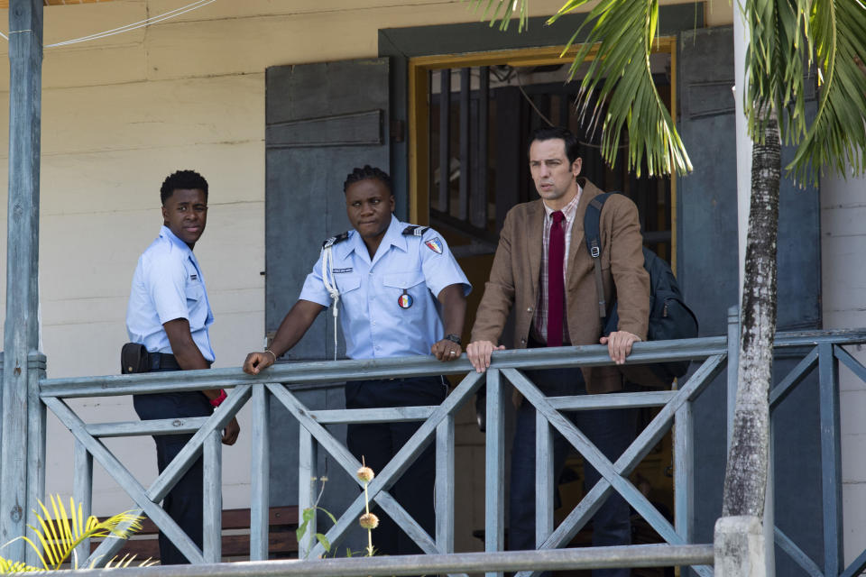 Death in Paradise - S10 - Ep8 - Marlon Pryce (TAHJ MILES), JP Hooper (TOBI BAKARE), DI Neville Parker (RALF LITTLE) - (Red Planet/Denis Guyenon)