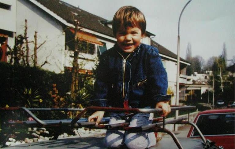 El niño Roger: su infancia transcurrió en Münchenstein, una comuna del cantón de Basilea-Campiña, Suiza. 