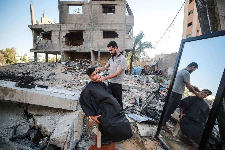 2021年5月25日，33 歲的巴勒斯坦理髮師 Hashim al-Jarusha 位於加沙城的理髮店被以色以炮火摧毀，他在理髮店的廢墟中繼續為顧客剃鬚，當時為哈馬斯與以色列達成停火協議後5日。