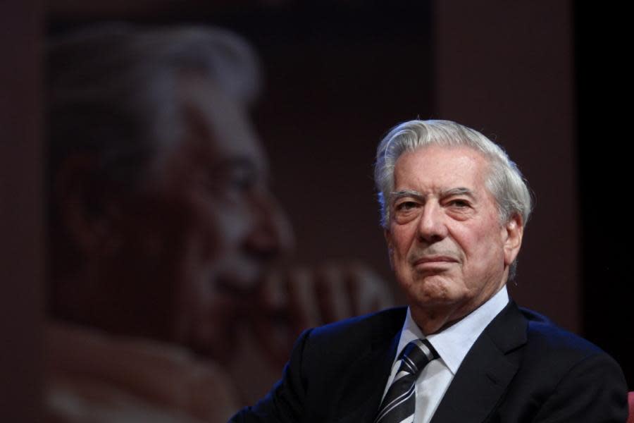 El escritor Mario Vargas Llosa es hospitalizado por Covid-19