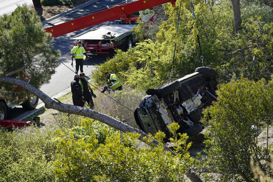 <p>"Woods stava viaggiando a una velocità superiore al normale al momento dell'incidente, l'auto ha colpito un cordolo e un albero", ha raccontato lo sceriffo della contea di Los Angeles Alex Vilanueva alla stampa. "Il veicolo si è ribaltato diverse volte. La strada in quel punto è in discesa e ha diverse curve, quella zona ha un'alta frequenza di incidenti". <br> (AP Photo/Marcio Jose Sanchez)<br><a href="https://curate.publishing.oath.com/slideshow/yahoo_italy/Tiger%20Woods,%20l'auto%20%C3%A8%20distrutta.%20Ecco%20come%20%C3%A8%20ridotta" rel="nofollow noopener" target="_blank" data-ylk="slk:TIGER WOODS, ECCO COME E' DISTRUTTO IL SUO SUV - VIDEO;elm:context_link;itc:0;sec:content-canvas" class="link "><strong>TIGER WOODS, ECCO COME E' DISTRUTTO IL SUO SUV - VIDEO</strong></a></p> 