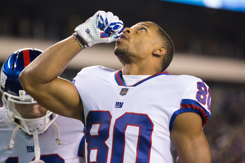 Victor Cruz SURPRISES fans at a Giants vs. Bears Tailgate Party 